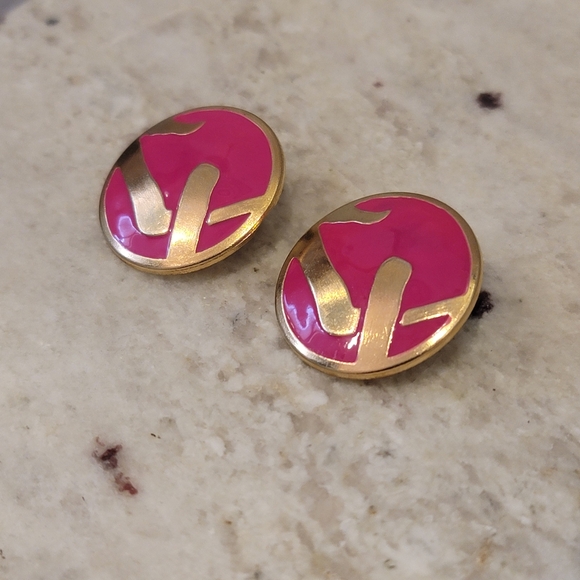 Vtg Pink Enamel Gold Tone Metal Round Earrings - Picture 2 of 5